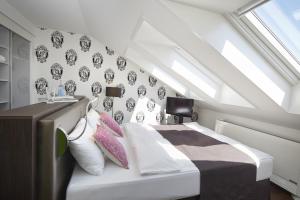 A bed or beds in a room at Sorell Hotel Rütli