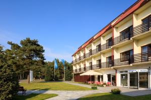 - un bâtiment avec des balcons sur le côté dans l'établissement Hotel Wodnik, à Łeba