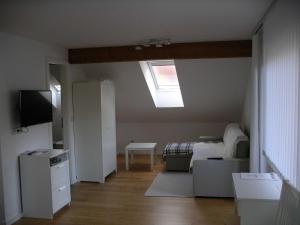 Habitación con dormitorio con cama y ventana en Ferienhaeuschen, en Thangelstedt