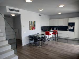 Kuchyňa alebo kuchynka v ubytovaní Villa La Marina