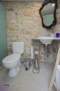 A bathroom at Iliopetra House