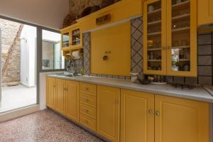 A kitchen or kitchenette at Iliopetra House