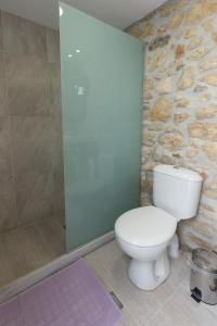 A bathroom at Iliopetra House
