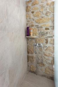 A bathroom at Iliopetra House