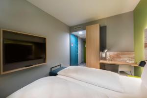 Giường trong phòng chung tại ibis Styles Stuttgart Vaihingen