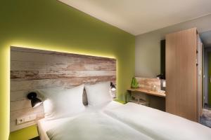 Giường trong phòng chung tại ibis Styles Stuttgart Vaihingen