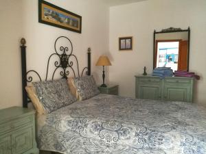a bedroom with a large bed and a mirror at Apartamento La Caleta in Famara