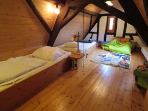um quarto com 2 camas num sótão em Ferienidyll Cleebourg em Cleebourg