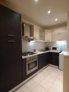 Kuchyň nebo kuchyňský kout v ubytování App4rent Saturno 4 - family apartment, wifi, parking