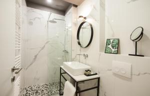 Kamar mandi di Club boutique rooms