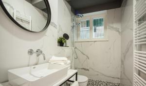 Kamar mandi di Club boutique rooms