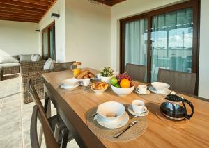 einen Esstisch mit Frühstückszutaten darauf in der Unterkunft Las Caletas Village Playa Blanca in Playa Blanca