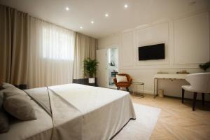 Dormitorio con cama, escritorio y TV en Club boutique rooms, en Split