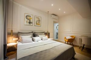 Tempat tidur dalam kamar di Club boutique rooms