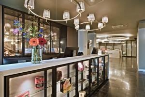 un jarrón de flores en un mostrador en una tienda en Zaan Hotel Amsterdam - Zaandam, en Zaandam