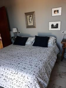ヴィアレッジョにあるCasa Susannaのベッドルーム1室(ベッド1台、白黒の掛け布団付)