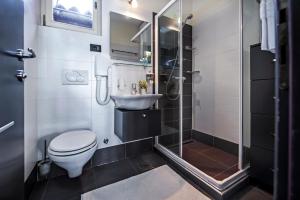 uma casa de banho com um chuveiro, um WC e um lavatório. em Guesthouse Bellavista em Rovinj