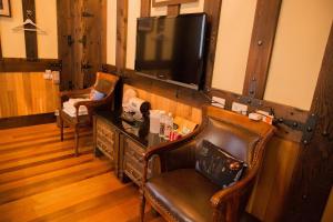 Televisyen dan/atau pusat hiburan di Black Forest Manor