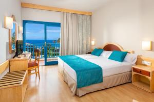 Un pat sau paturi într-o cameră la O7 Tenerife +30 fotografii