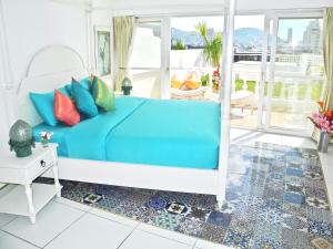パトンビーチにあるVilla Versace Residenceのベッドルーム1室(青いシーツとカラフルな枕が備わるベッド1台付) +177枚の写真
