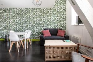 リールにあるCoeur de Lille - cosy appartement 4のソファとテーブルのあるリビングルーム