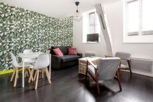 リールにあるCoeur de Lille - cosy appartement 4のソファとテーブルと椅子のあるリビングルーム +9枚の写真