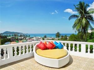 パトンビーチにあるVilla Versace Residenceの海の景色を望むバルコニー(椅子付)