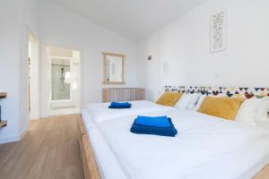 アルジェズールにあるMarécasaの白い大型ベッド(青い枕付)