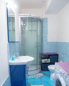 シラクーサにあるCasa Gentileのバスルーム(シャワー、洗面台、トイレ付)
