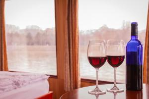 Fortuna Boat Hotel Budapest italokat is kínál