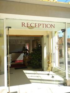 Hotel Ary في كلوي نابوكا: واجهة متجر عليها لافتة مكتوب عليها الاستقبال
