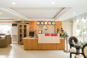 una hall di un ristorante con bancone e orologi di Marigold Hotel & Apartment a Da Nang Altre 75 foto