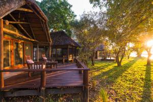- une terrasse couverte avec des chaises dans l'établissement Royal Zambezi Lodge, à Mafuta