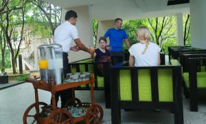 eine Gruppe von Menschen, die um einen Tisch mit einem Mixer stehen in der Unterkunft Nice Place Resort in Dambulla
