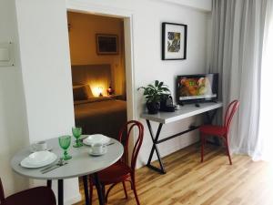 TV a/nebo společenská místnost v ubytování Pasithea Holiday Apartments