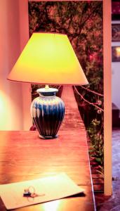 eine Vase auf einem Tisch mit einer Lampe in der Unterkunft Ghibellina 2 floors stylish loft in Florenz