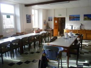 若西耶Maison familiale des Gueyniers的有桌椅和窗户的餐厅