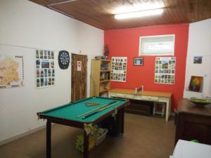 een kamer met een pooltafel en een wastafel bij Maison familiale des Gueyniers in Jausiers