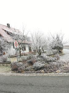 Ferienwohnung Eibenweg في Gebsattel: لا توجد علامة على وقوف السيارات أمام المنزل