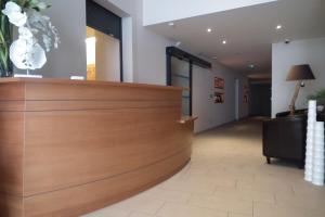 a lobby of a hotel with a reception desk at Hôtel la Guimbarde in Morteau