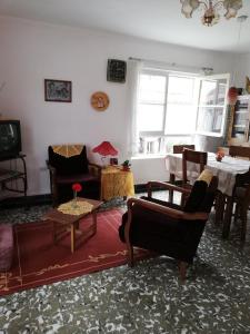 uma sala de estar com cadeiras e uma mesa em Wayrashaus em Cochabamba