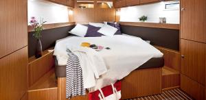Un pat sau paturi într-o cameră la Bavaria 46 Cruiser