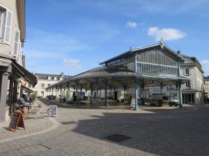 un pavillon dans une rue d'une ville dans l'établissement Bed in Chartres, à Chartres