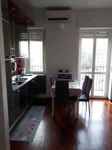 Virtuvė arba virtuvėlė apgyvendinimo įstaigoje Valassina milano apartment
