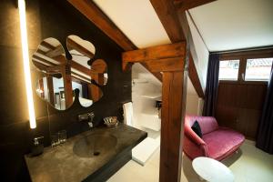 マドリードにあるPosada del León de Oro Boutique Hotelのバスルーム(シンク、ピンクの椅子付) +37枚の写真
