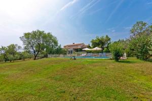Bazén v ubytovaní Villa Arbora in Kavran (Haus für 10 Personen) alebo v jeho blízkosti