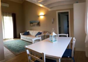 ein Wohnzimmer mit einem weißen Tisch und einem Sofa in der Unterkunft Residence Elegance in Porto Pino