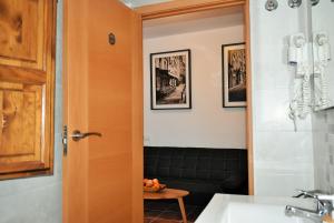 Ein Badezimmer in der Unterkunft Urban Suites Granada