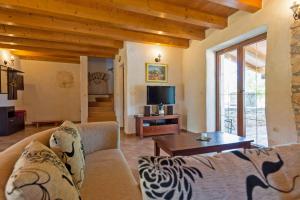 a living room with a couch and a tv at Mariva in Modrušani (Haus für 5 Personen) in Žminj