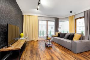 Apartamenty Black&White - Apartament Loft Style tesisinde bir oturma alanı